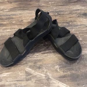 Crocs elastic strappy sandal